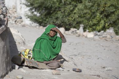 Zavallı kadın yoldan geçen Leh, Ladakh sokakta para için yalvarır. Hindistan