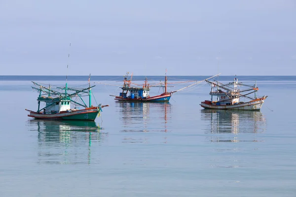 3 łodzie rybackie tajski w morzu. Wyspa Koh Phangan, Tajlandia — Zdjęcie stockowe