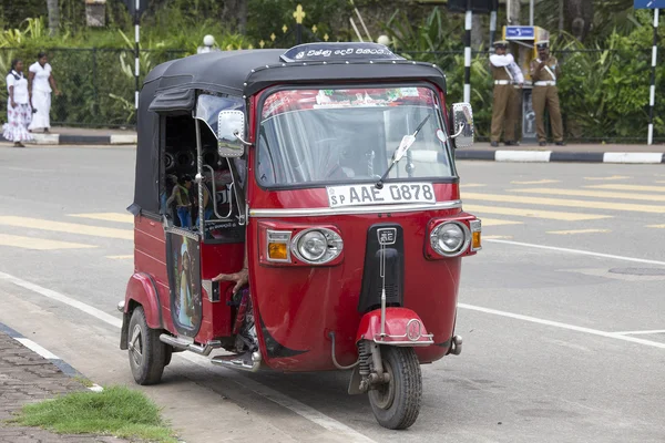 Red auto rickshaw o tuk-tuk en la calle de Sri Lanka —  Fotos de Stock