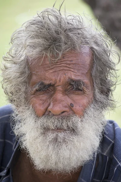 Bir sokakta portre yaşlı dilenci adam. Sri Lanka