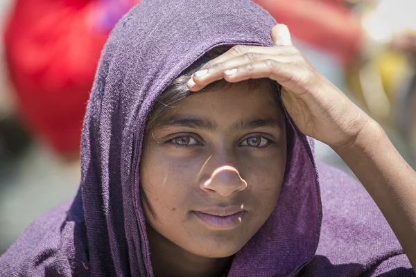 Portrét místní mladá dívka v Manali, Indie — Stock fotografie