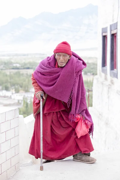 Vecchio monaco buddista tibetano nel monastero di Tiksey in Ladakh.India — Foto Stock