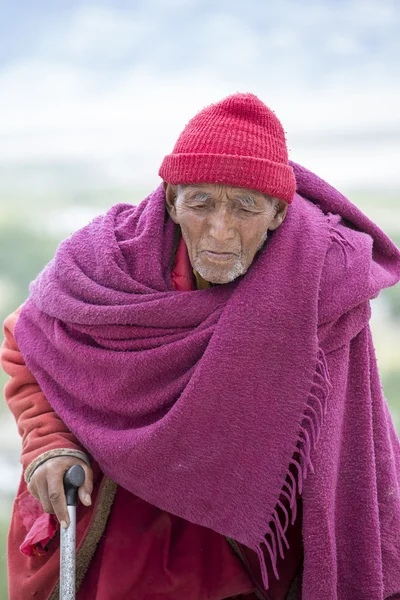 Old Tibetan Buddhist monk in the monastery of Tiksey in Ladakh.India — Stock Photo, Image