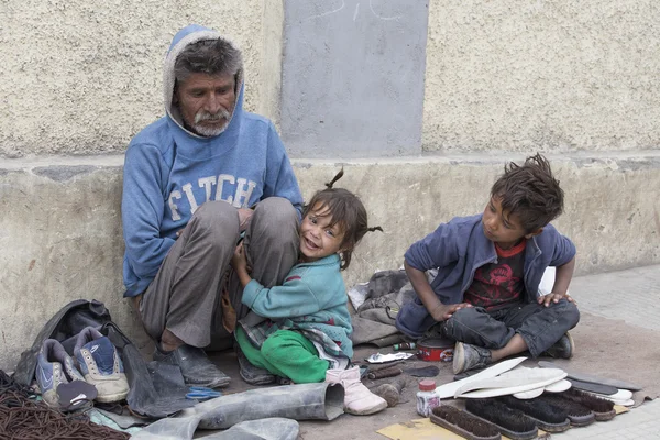 Famille mendiante dans la rue à Leh. Ladakh, Inde — Photo