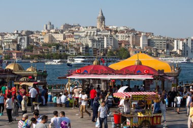 Eminönü Limanı, Beyoğlu İlçe tarihi mimarisi ve deniz bağlantı noktası üzerinden Haliç Körfezi, Istanbul, Türkiye