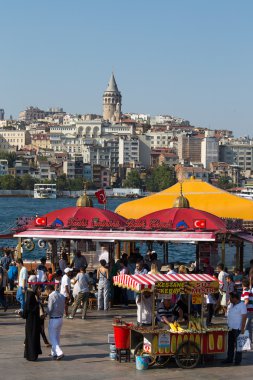 Eminönü Limanı, Beyoğlu İlçe tarihi mimarisi ve deniz bağlantı noktası üzerinden Haliç Körfezi, Istanbul, Türkiye