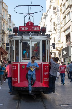İstiklal cadde üzerinde kırmızı Taksim Tünel nostaljik tramvay. Istanbul, Türkiye