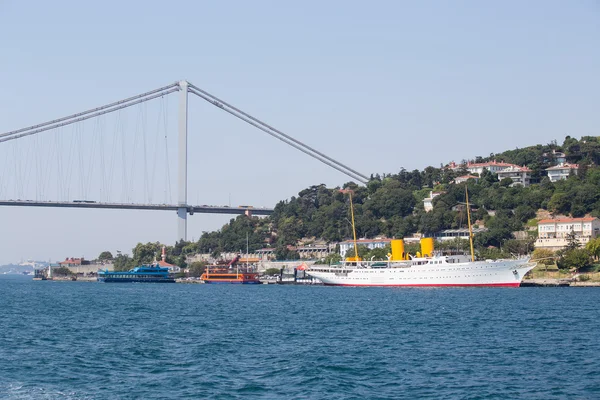 Grand bateau de croisière blanc et le détroit du Bosphore à Istanbul, Turquie — Photo