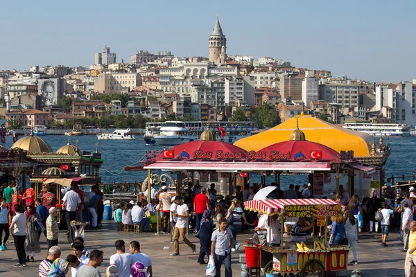 Porto de Eminonu, arquitetura histórica do distrito de Beyoglu e porto marítimo sobre a baía Golden Horn em Istambul, Turquia — Fotografia de Stock