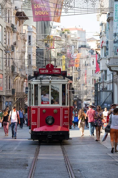 Red Taksim Tunel nostalgische Tram op de istiklal-straat. Istanbul, Turkije — Stockfoto