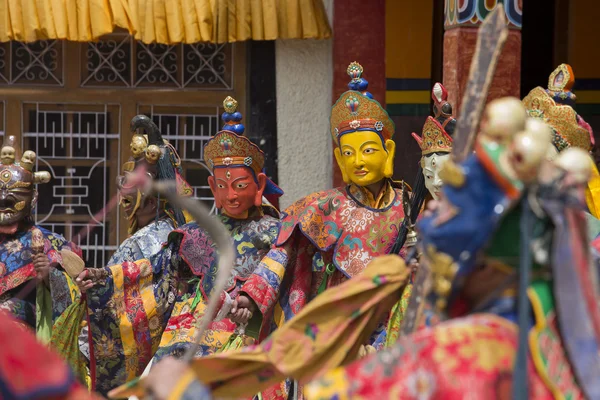 Lamas tibetanos vestidos con máscaras místicas bailando Tsam danza misteriosa en tiempo del festival budista Yuru Kabgyat en Hemis Gompa, Ladakh, India del Norte —  Fotos de Stock