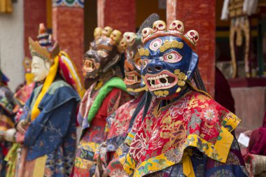 Tibet lamas mistik maskesi Hemis Gompa, Ladakh, Kuzey Hindistan Yuru Kabgyat Budist festivalin zamanında Tsam gizem dans dans giymiş