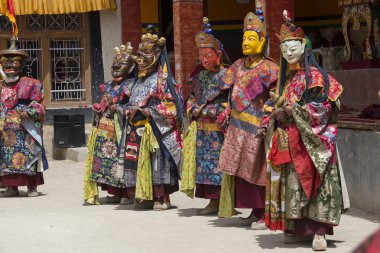 Tibet lamas mistik maskesi Hemis Gompa, Ladakh, Kuzey Hindistan Yuru Kabgyat Budist festivalin zamanında Tsam gizem dans dans giymiş