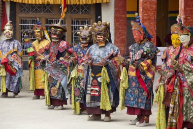 Tibet lamas mistik maskesi Hemis Gompa, Ladakh, Kuzey Hindistan Yuru Kabgyat Budist festivalin zamanında Tsam gizem dans dans giymiş