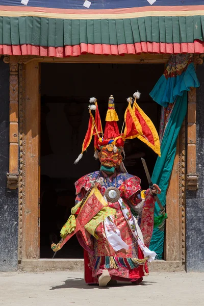 Lamas tibetanos vestidos con máscaras místicas bailando Tsam danza misteriosa en tiempo del festival budista Yuru Kabgyat en Hemis Gompa, Ladakh, India del Norte —  Fotos de Stock