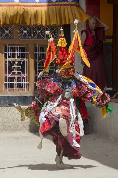 Tibetan lamas dressed in mystical mask dancing Tsam mystery dance in time of Yuru Kabgyat Buddhist festival at Hemis Gompa, Ladakh, North India — Stock Photo, Image