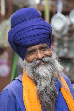 Amritsar, Pencap, Hindistan altın tapınağı ziyaret Sih adam.