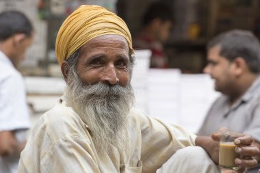 Amritsar, Pencap, Hindistan altın tapınağı ziyaret Sih adam.