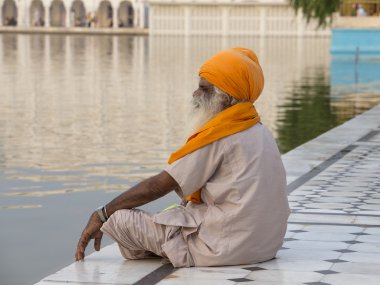 Amritsar, Pencap, Hindistan altın tapınağı ziyaret Sih adam.