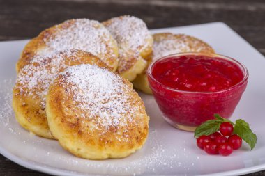 Lezzetli ev yapımı peynir beyaz plaka berry reçelli krep