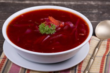 Kırmızı pancar çorbası, masada pancar çorbası