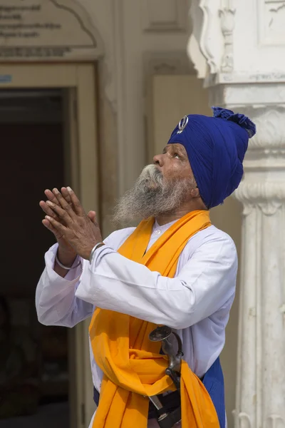 Homme sikh visitant le temple d'or à Amritsar, Punjab, Inde . — Photo