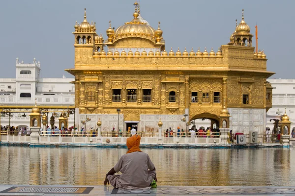 Sikhové a indické lidé navštěvující Golden Temple v Amritsar, Punjab, Indie. — Stock fotografie