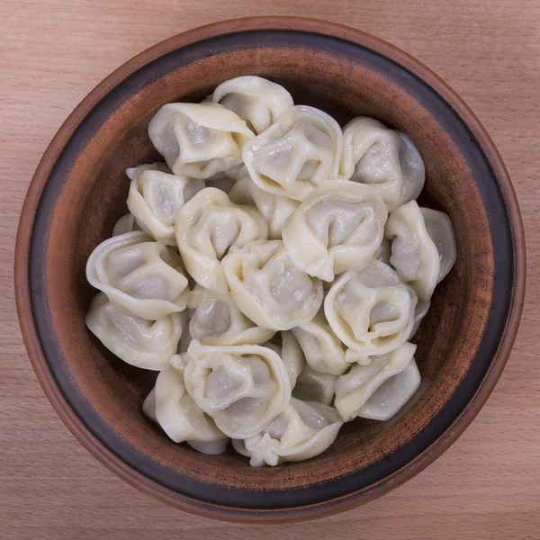 Gnocchi di carne - pelmeni bolliti russi in piatto — Foto Stock