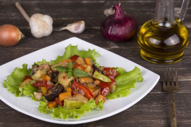 Beyaz tabakta kavrulmuş sebze