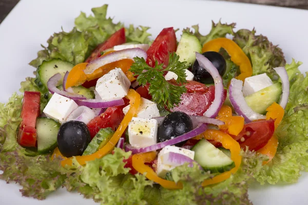 Ensalada griega de verduras frescas en la mesa — Foto de Stock