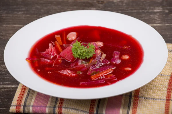 Zuppa di barbabietole rosse, borscht sul tavolo — Foto Stock