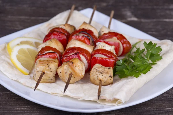 Tasty grilled meat and vegetables on skewer . Close up — Stock Photo, Image
