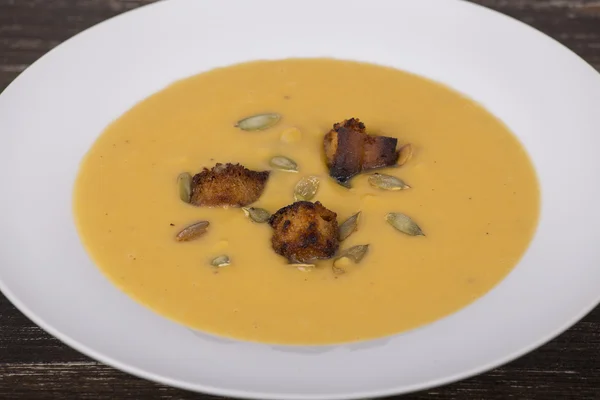 Soupe à la crème de citrouille de pomme dans un plat — Photo