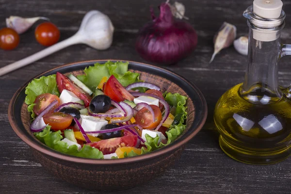 Salada grega vegetal fresca na mesa — Fotografia de Stock