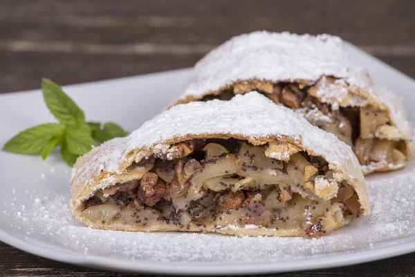 dilim beyaz bir plaka üzerinde bir elma strudel 