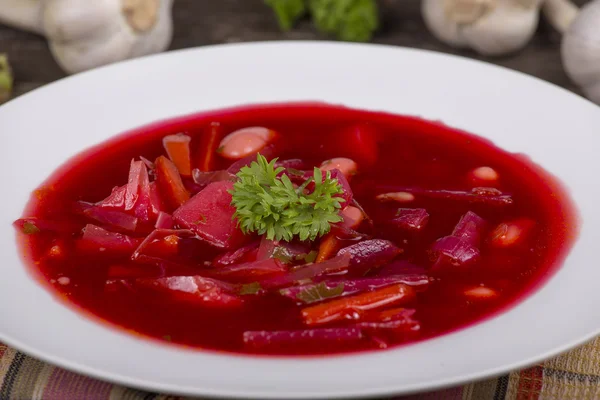 Sopa de beterraba vermelha, borscht na mesa — Fotografia de Stock