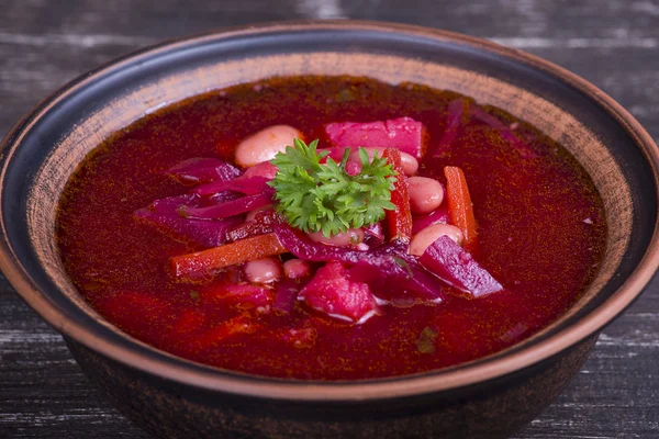 Sopa de remolacha roja, borscht en la mesa — Foto de Stock