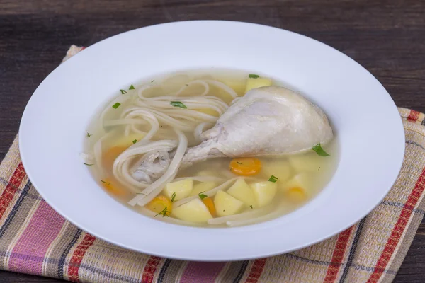 麺と野菜と鶏スープ — ストック写真