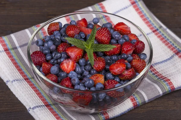 Insalata di frutta fresca con fragole e mirtilli, frutti di bosco — Foto Stock