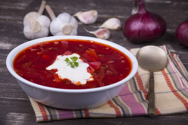 Zuppa di barbabietole rosse, borscht sul tavolo — Foto Stock