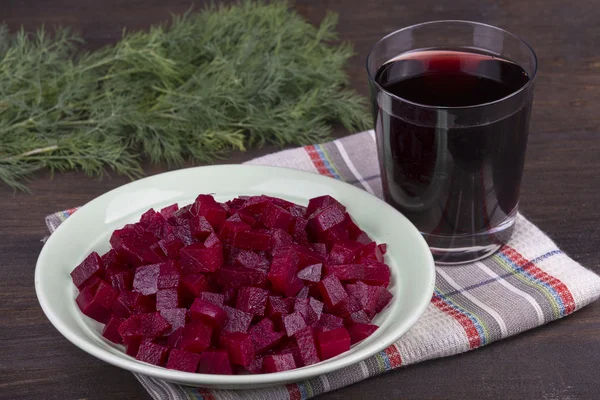 Fresh segments of a beet and beetroot juice — Stock Photo, Image