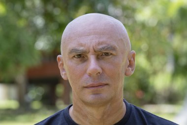 Ciddi yaşlı adam portresi