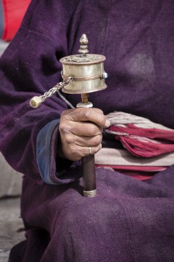 Budist dua tekerlekli Lamayuru Gompa, Ladakh, Hindistan elinde eski Tibet kadın.   