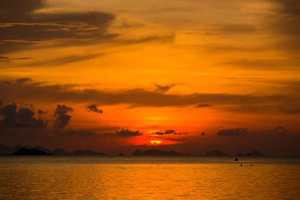 Beautiful sunset on the beach in island Koh Phangan, Thailand. — Stock Photo, Image