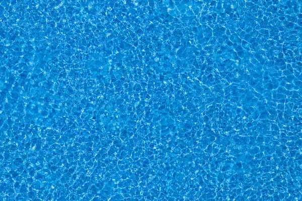 Agua azul rasgada en la piscina —  Fotos de Stock