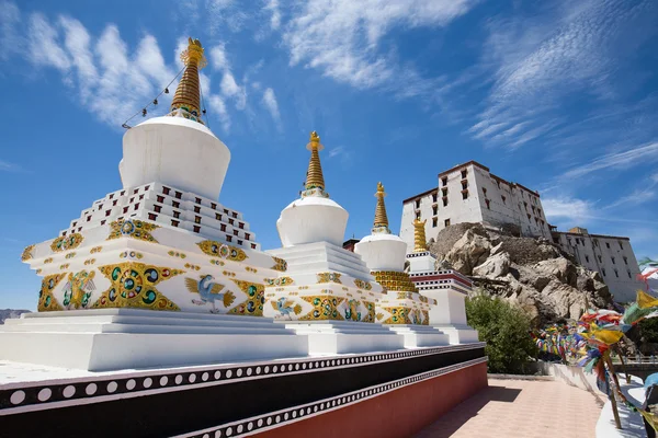 Буддійські білий ступи і синьо небо. Thiksey монастир, Лех, Ладакх, Індія — стокове фото