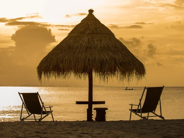 Wunderschöner Sonnenuntergang am Strand in Insel Koh Phangan, Thailand. — Stockfoto