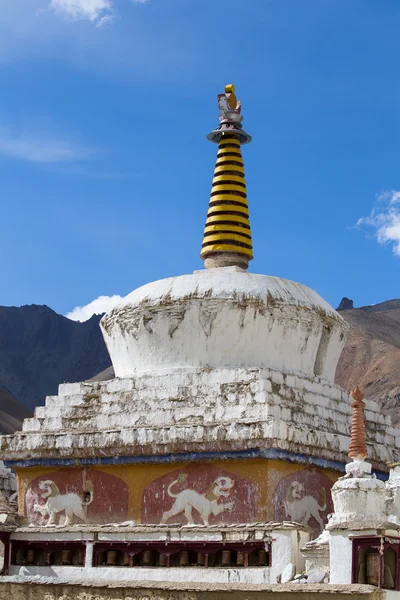 Estupa branca budista e céu azul. Mosteiro de Thiksey, Leh, Ladakh, Índia — Fotografia de Stock