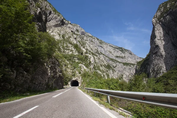 Tunnel sombre et route au Monténégro — Photo