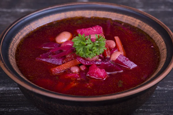 Sopa de beterraba vermelha, borscht na mesa — Fotografia de Stock